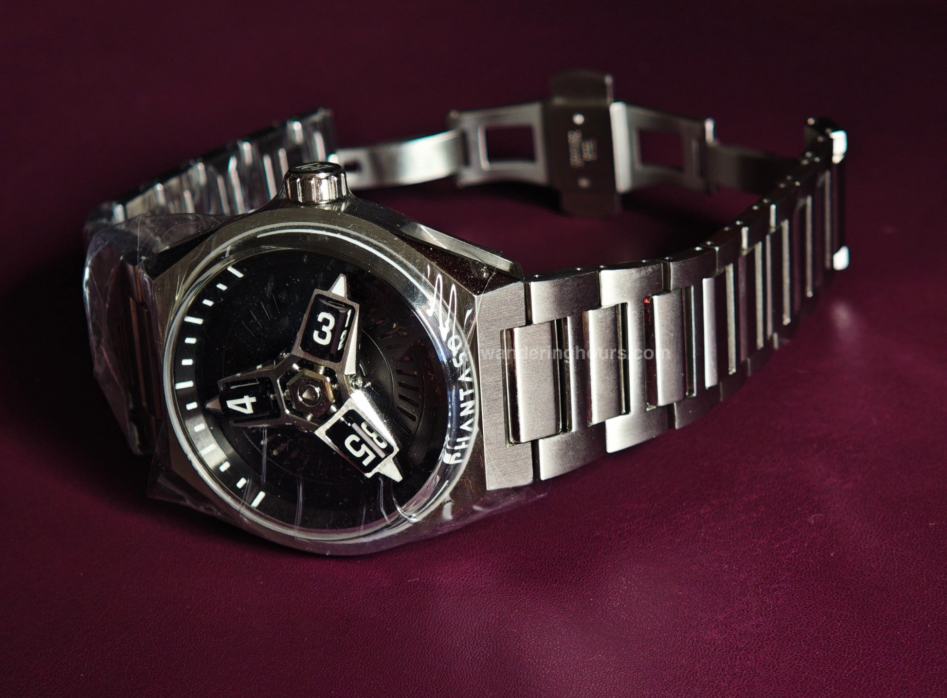 Phantasos Triclops watch wandering hours in Black dial Miyota movement