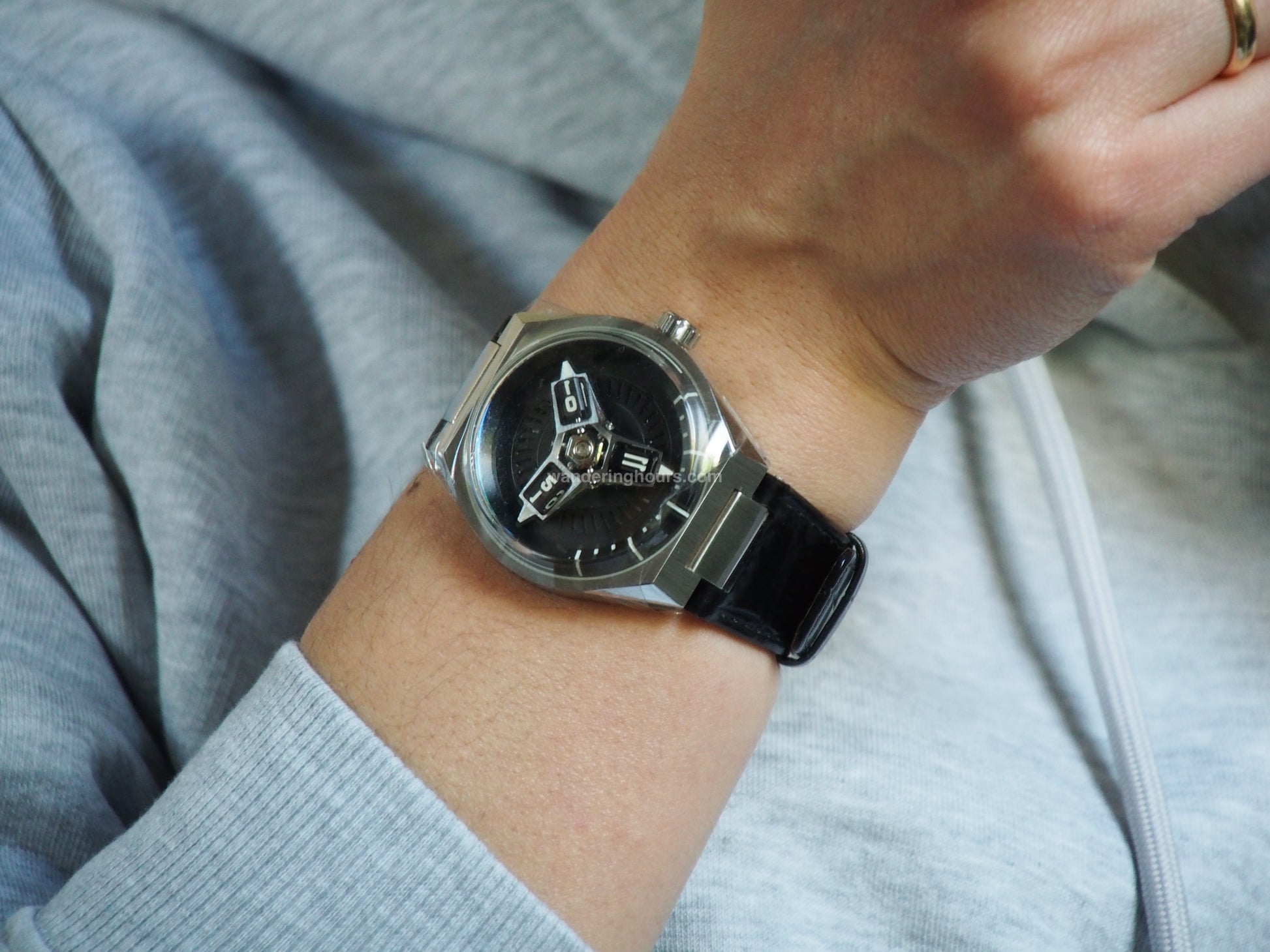 Phantasos Triclops watch wandering hours in Black dial Miyota movement