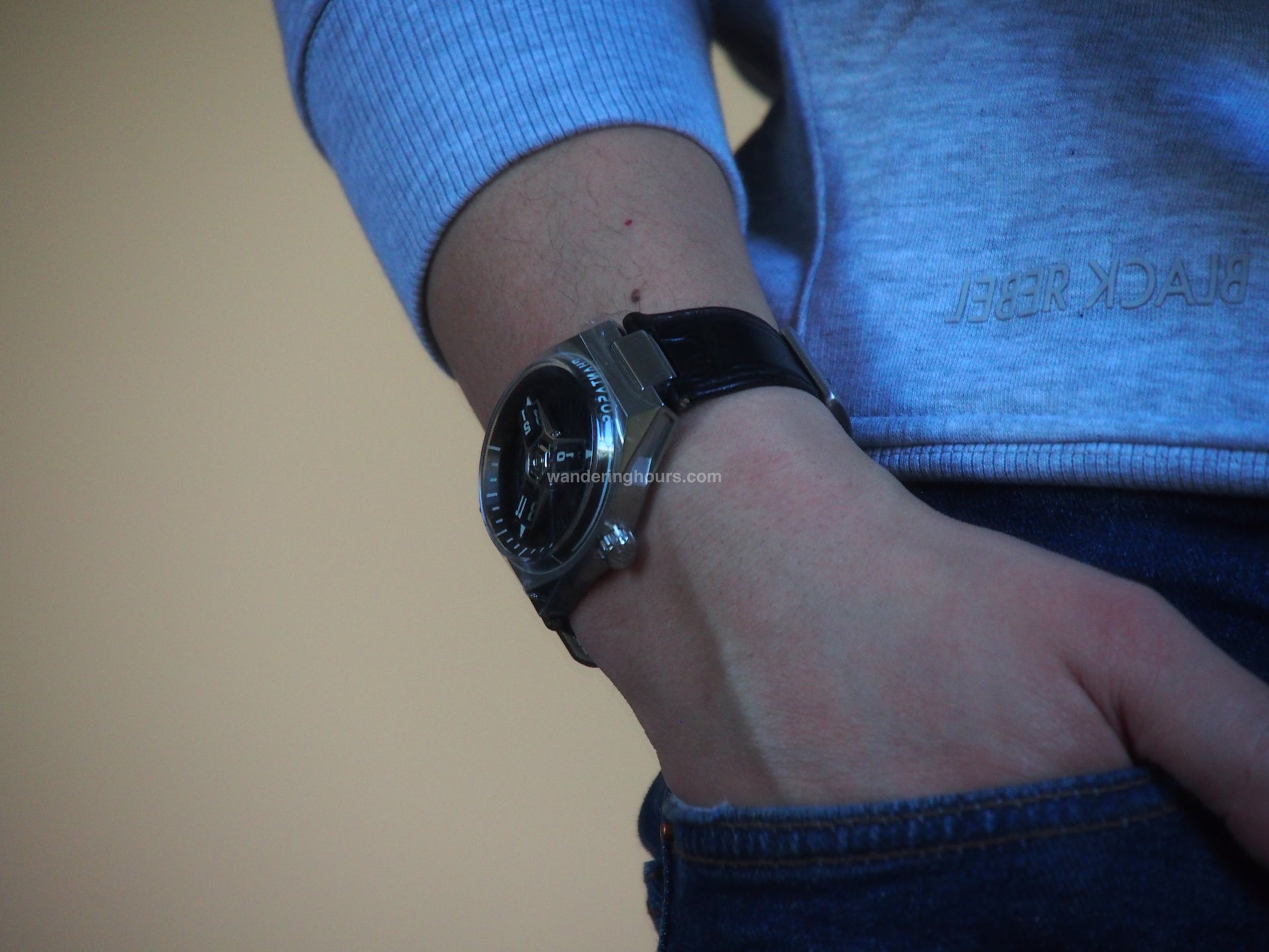 Phantasos Triclops watch wandering hours in Black dial Miyota movement