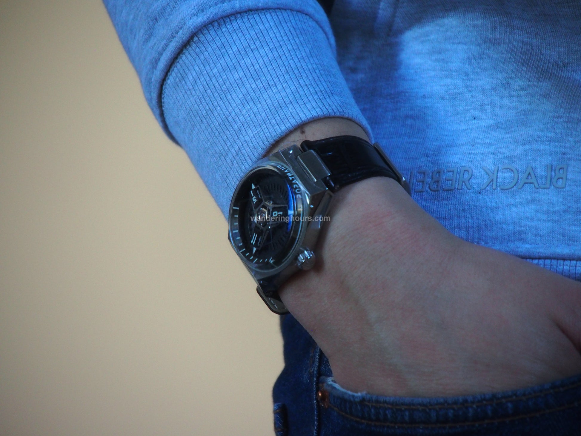 Phantasos Triclops watch wandering hours in Black dial Miyota movement